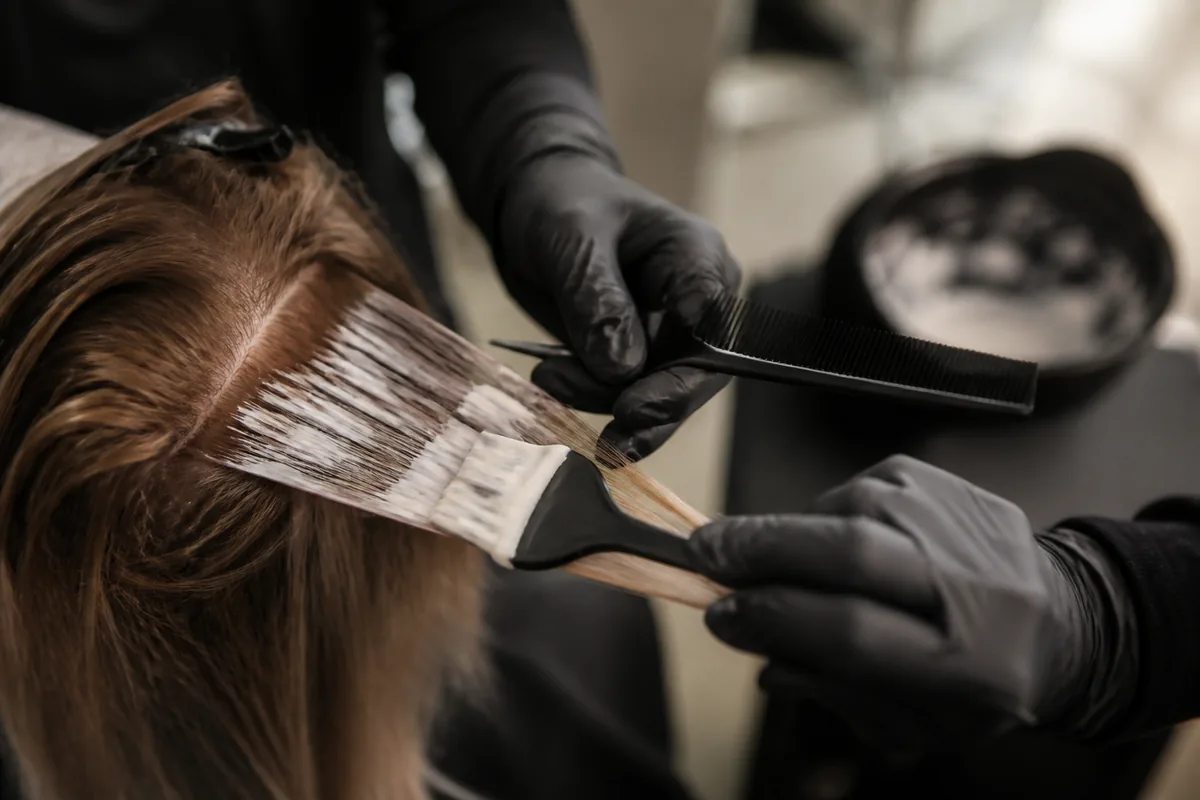 Allergie coloration cheveux : symptômes, PPD, alternatives